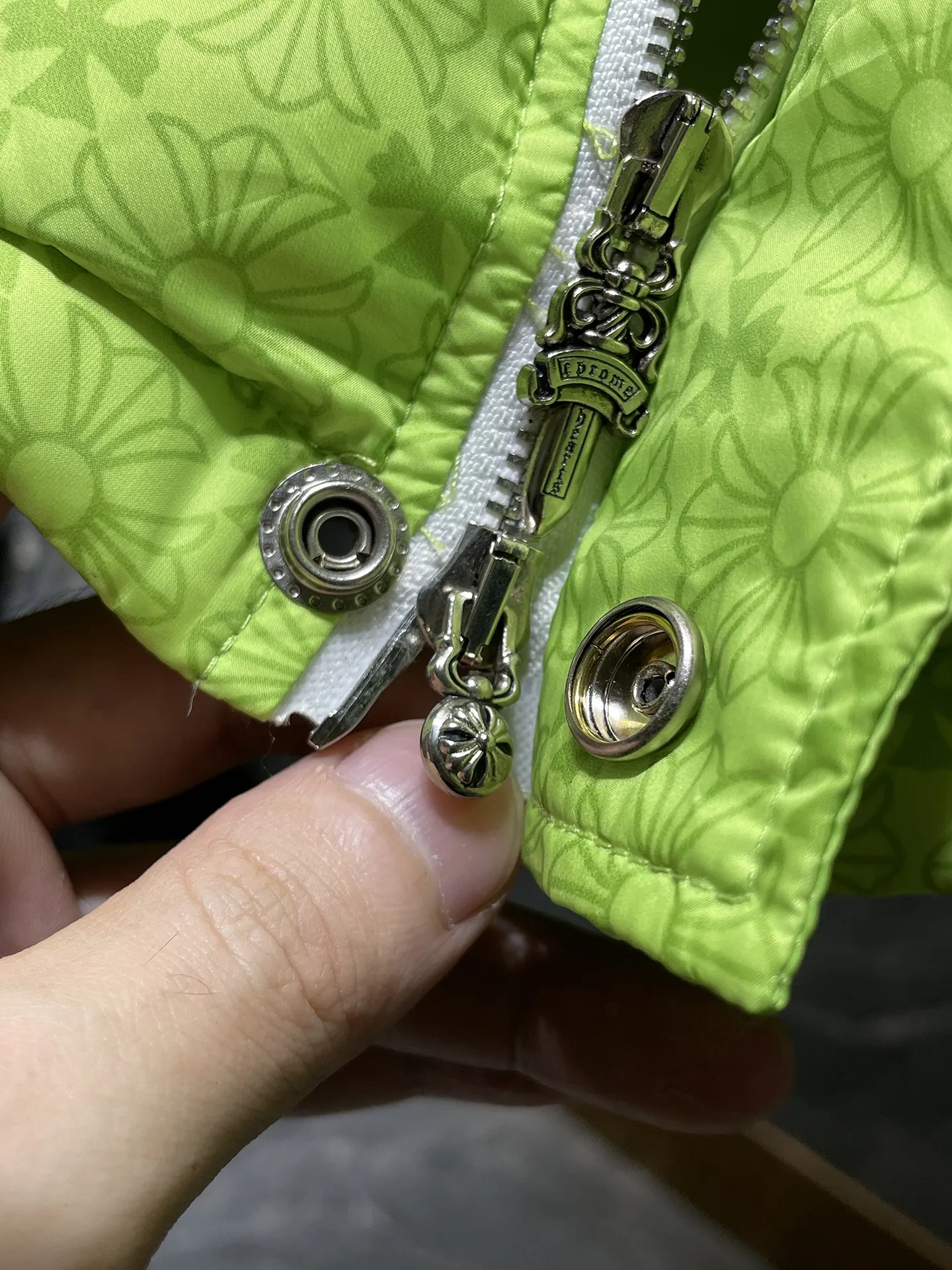 P636 Chrome Hearts ❄️Winter Down Jacket Series❄️ Chrome Hearts Dark Pattern Series Fluorescent Green Down Vest Available at counters simultaneously❤ The best Guangzhou Inspection National Standard 90 down on the market! ! The world’s highest fluffiness of 900D! ! High standard and sufficient down filling! ! Exterior windproof and waterproof dark pattern custom fabric, interior high-grade dark pattern lining fabric to prevent lint, original hardware molding, exquisite craftsmanship details, casual or formal wear ✨ slim fit and not bloated Recommended color: Customized dark pattern flower series Code number: S, M, L, XL